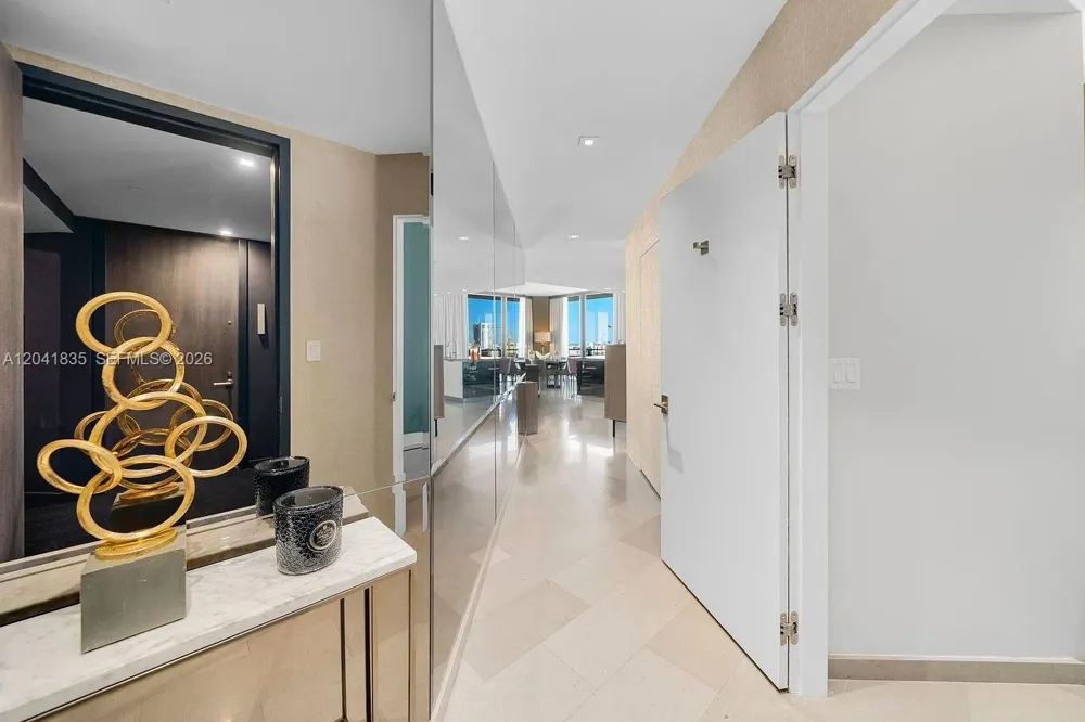88 SW 7th St #1212 Miami, FL 33130