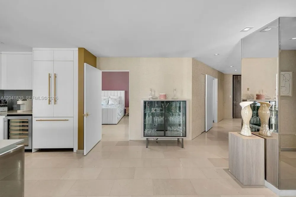 88 SW 7th St #1212 Miami, FL 33130