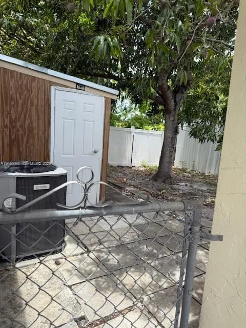 5641 SW 39th St West Park, FL 33023