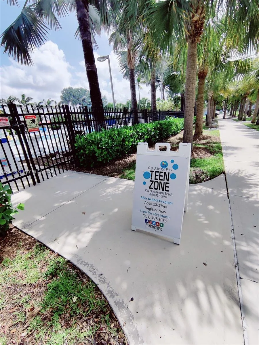 805 NW 3rd Ter Hallandale Beach, FL 33009