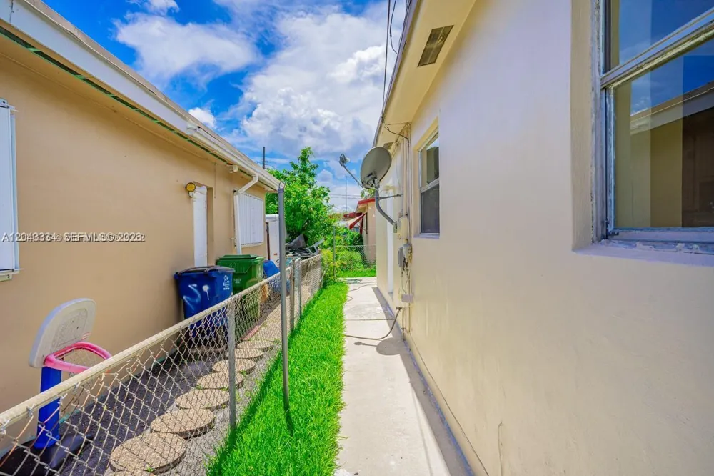 805 NW 3rd Ter Hallandale Beach, FL 33009
