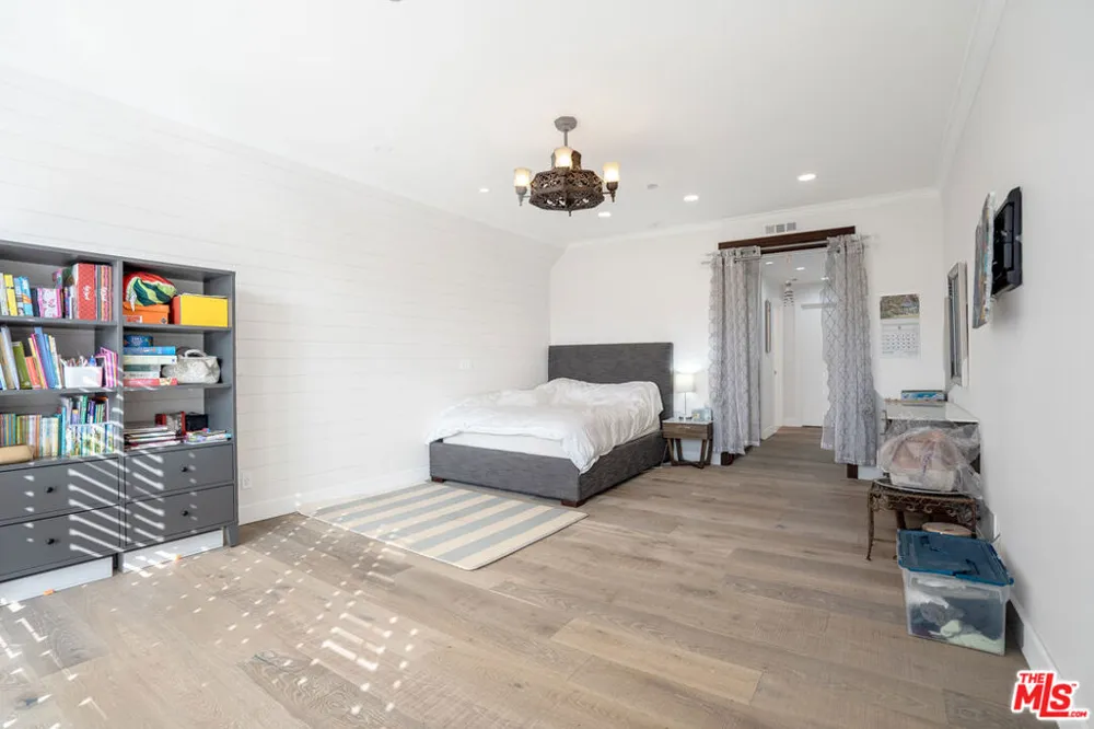 125 Gale Drive #205 Beverly Hills, CA 90211