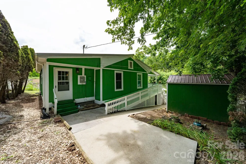 389 Rollins Road Marshall, NC 28753