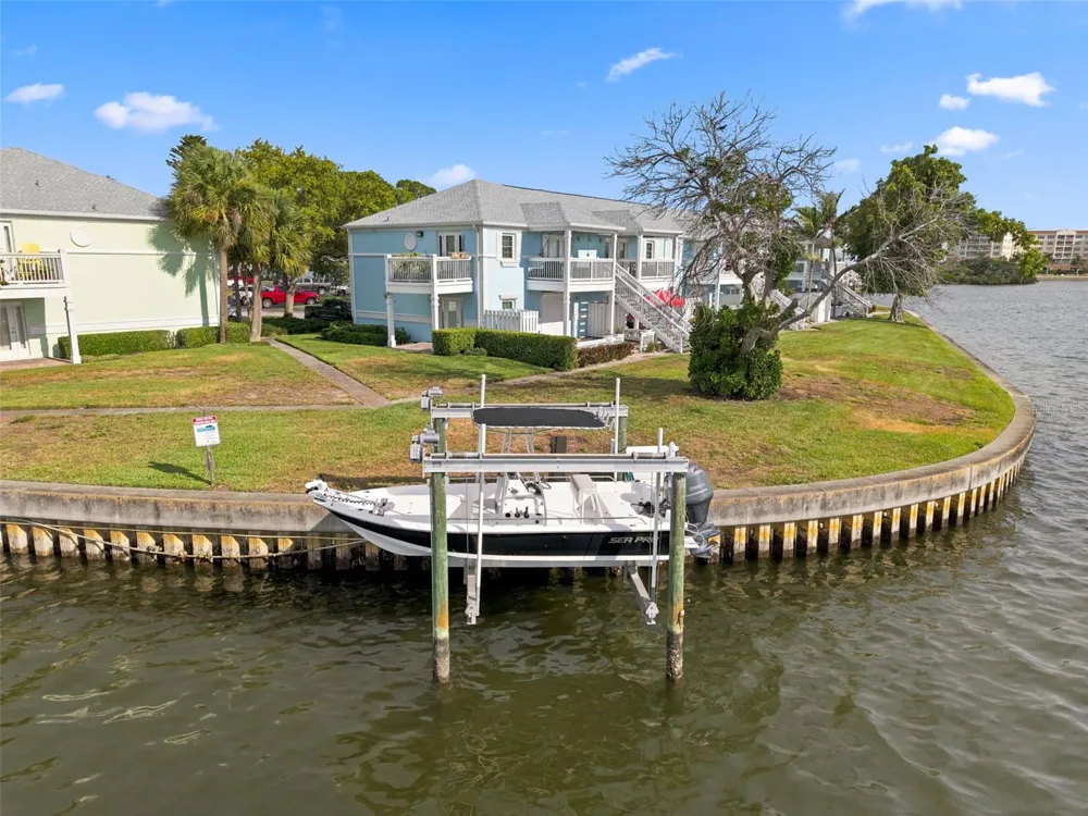 5117 SALMON DRIVE SE #B St Petersburg, FL 33705