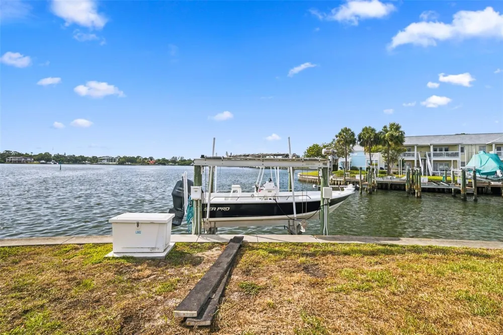 5117 SALMON DRIVE SE #B St Petersburg, FL 33705