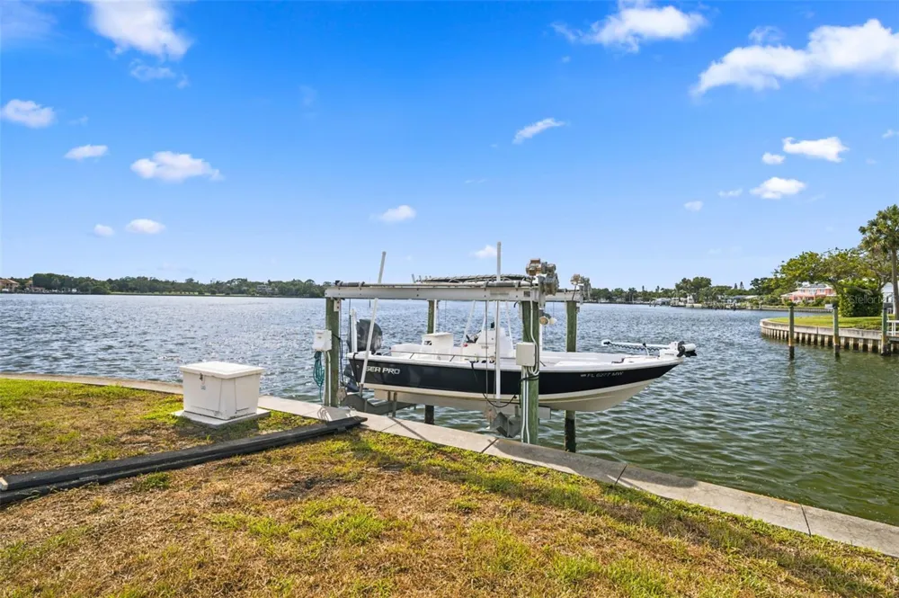 5117 SALMON DRIVE SE #B St Petersburg, FL 33705