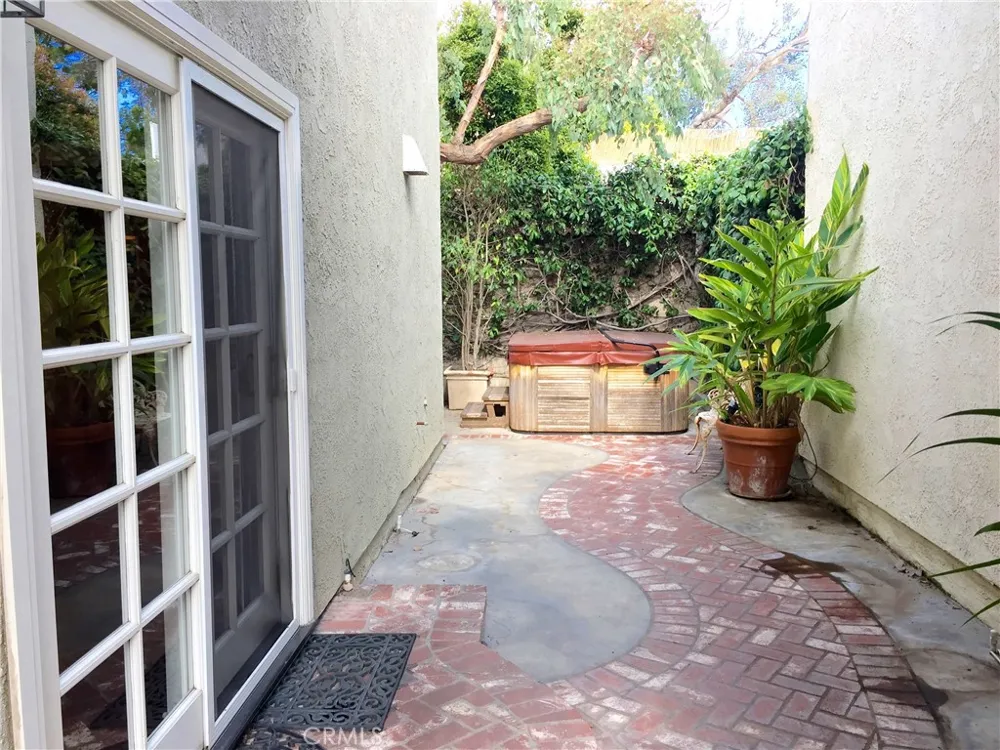 990 Trabuco Costa Mesa, CA 92627