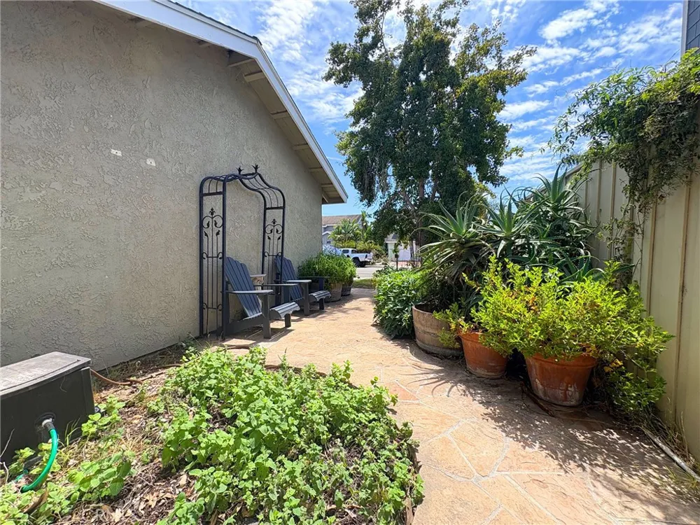 990 Trabuco Costa Mesa, CA 92627