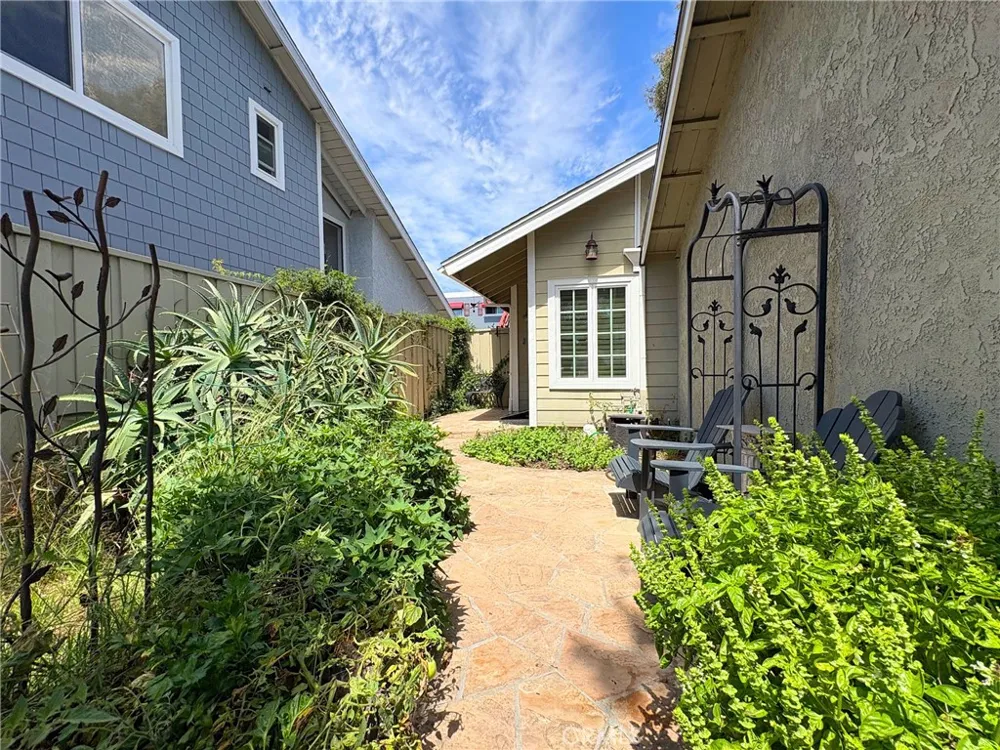 990 Trabuco Costa Mesa, CA 92627