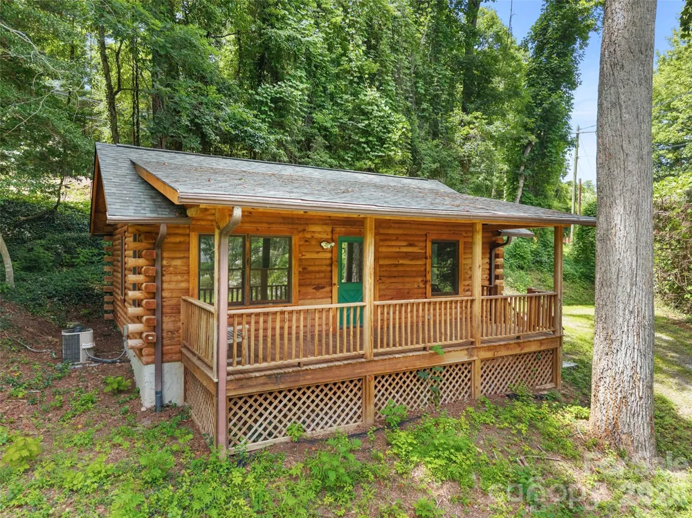 549 Henderson Street Saluda, NC 28773