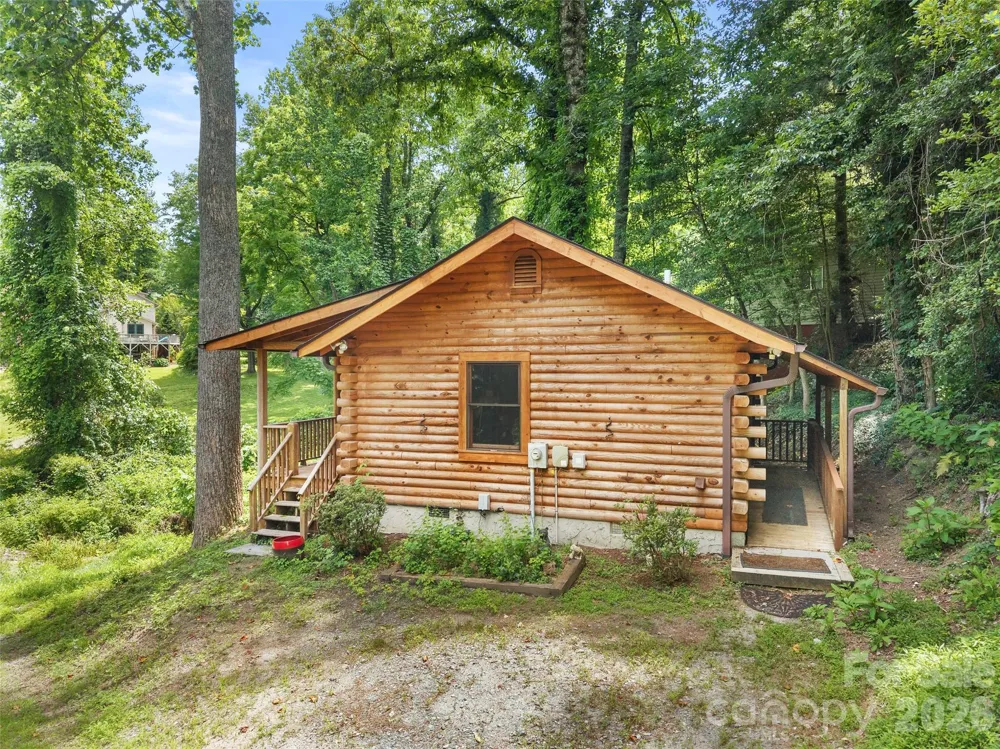 549 Henderson Street Saluda, NC 28773
