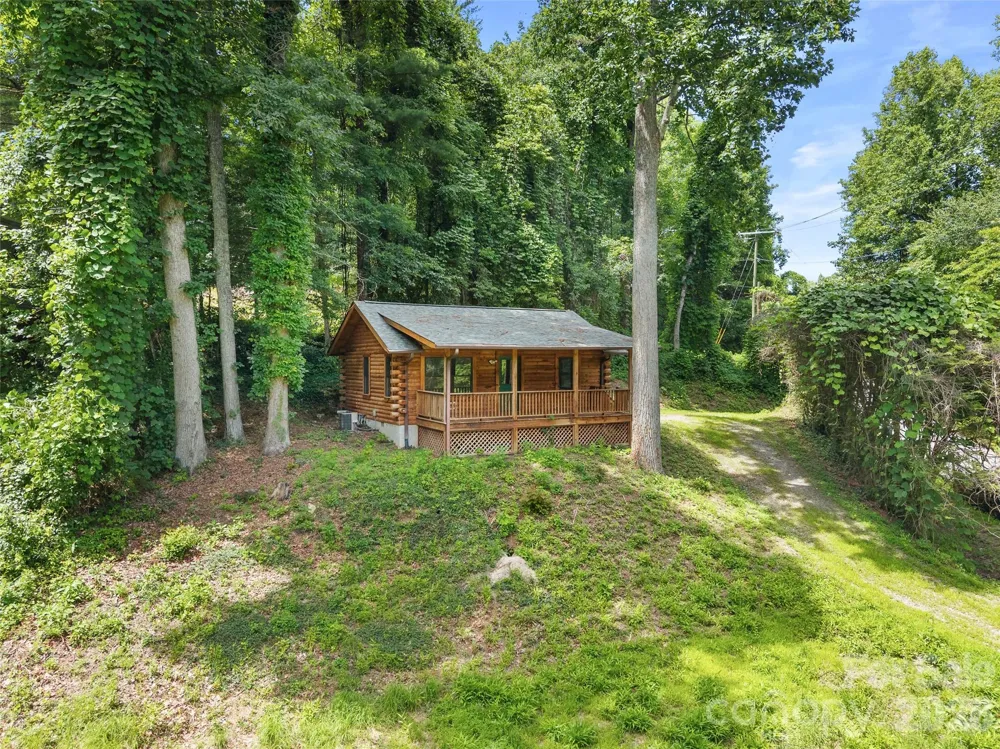 549 Henderson Street Saluda, NC 28773