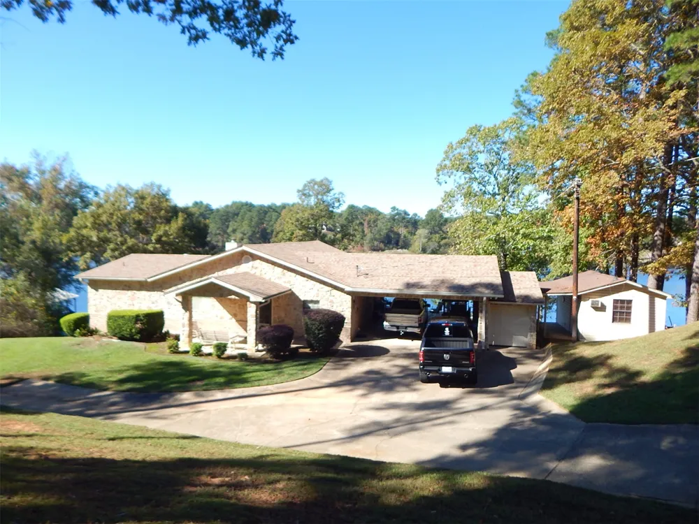 3073 EAST LAKE Gladewater, TX 75647