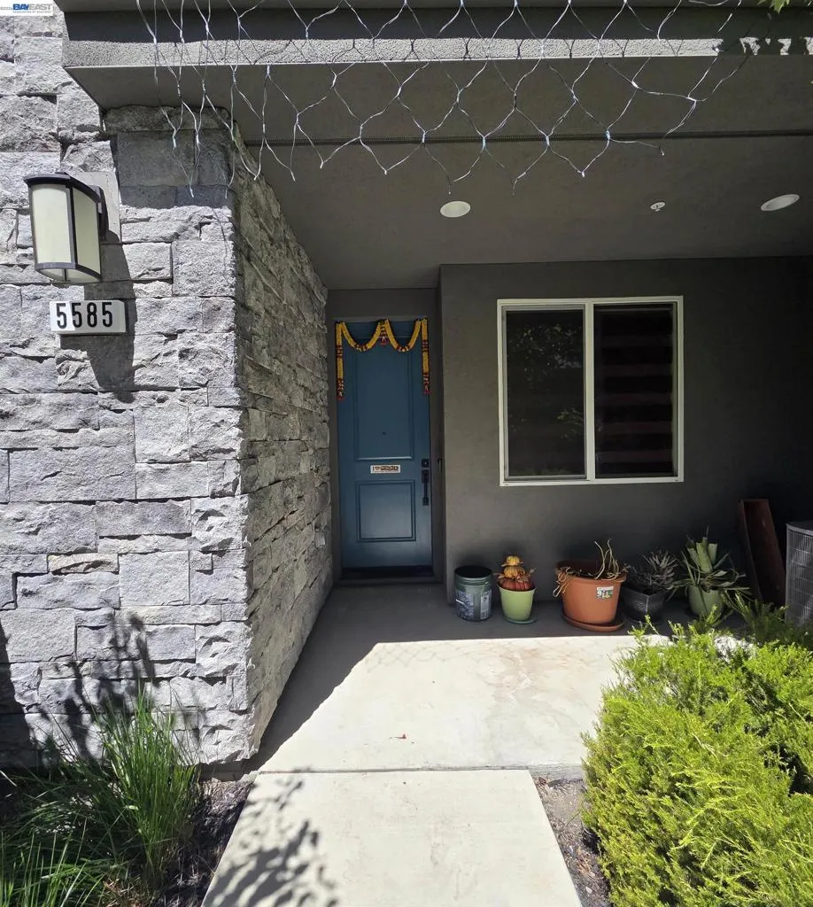 5585 Holly Bay Avenue Dublin, CA 94568