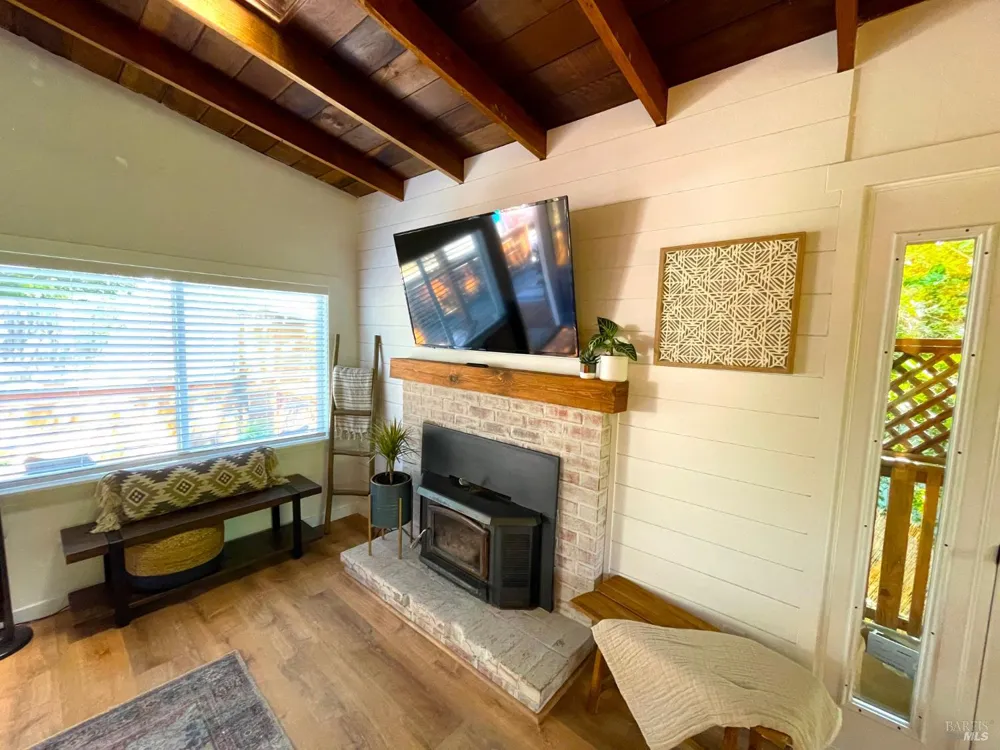 242 Vila Road Forestville, CA 95436