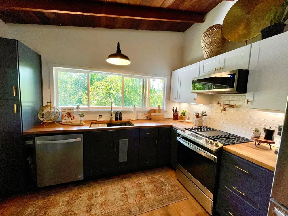 242 Vila Road Forestville, CA 95436