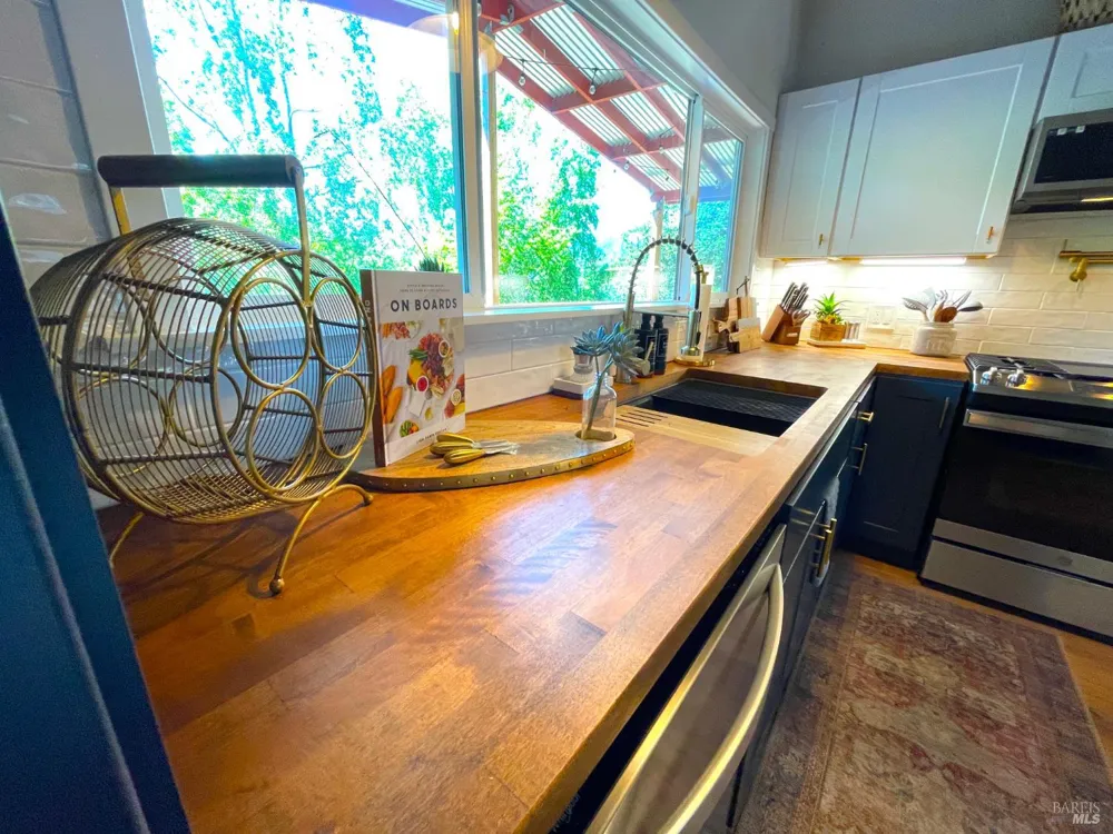 242 Vila Road Forestville, CA 95436