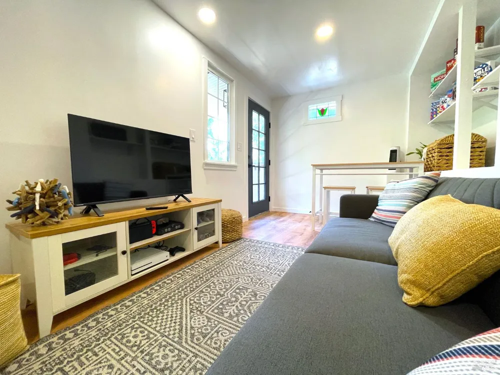 242 Vila Road Forestville, CA 95436