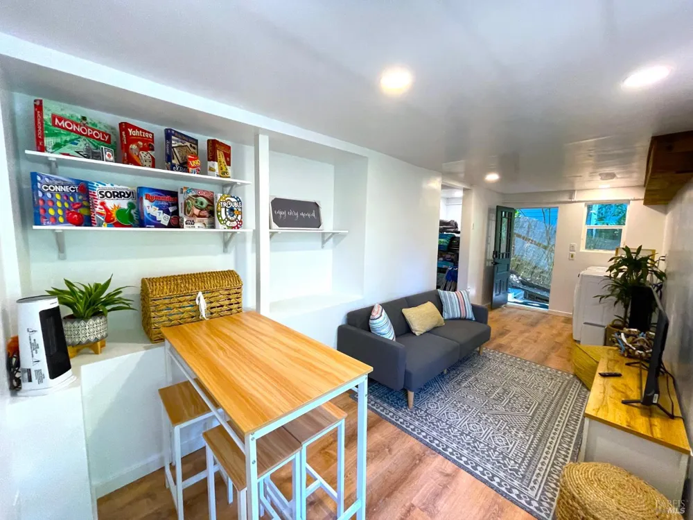 242 Vila Road Forestville, CA 95436