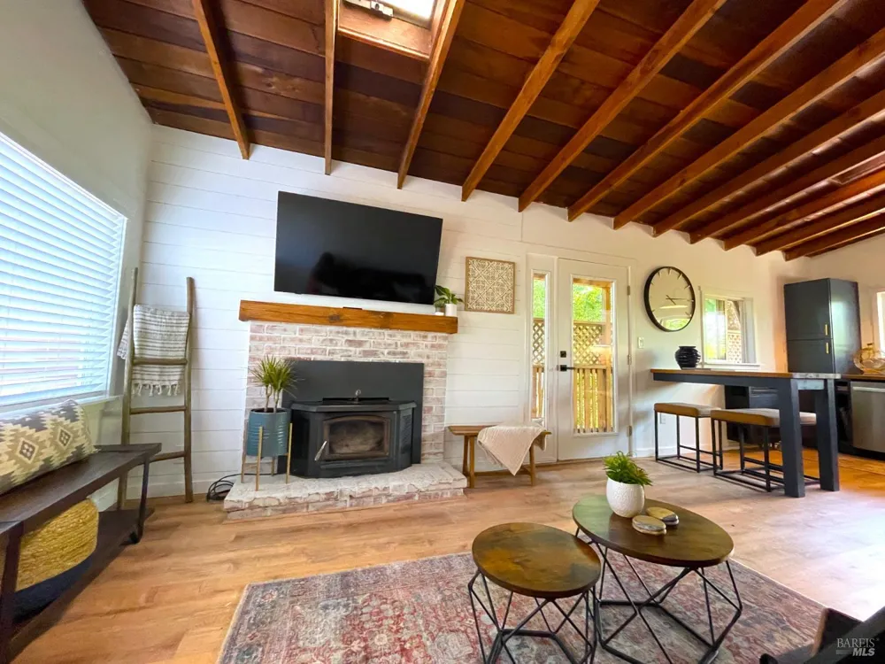 242 Vila Road Forestville, CA 95436