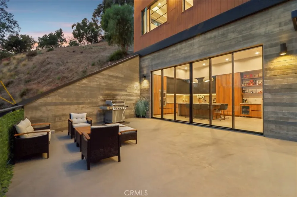8504 Outland View Drive Sun Valley, CA 91352