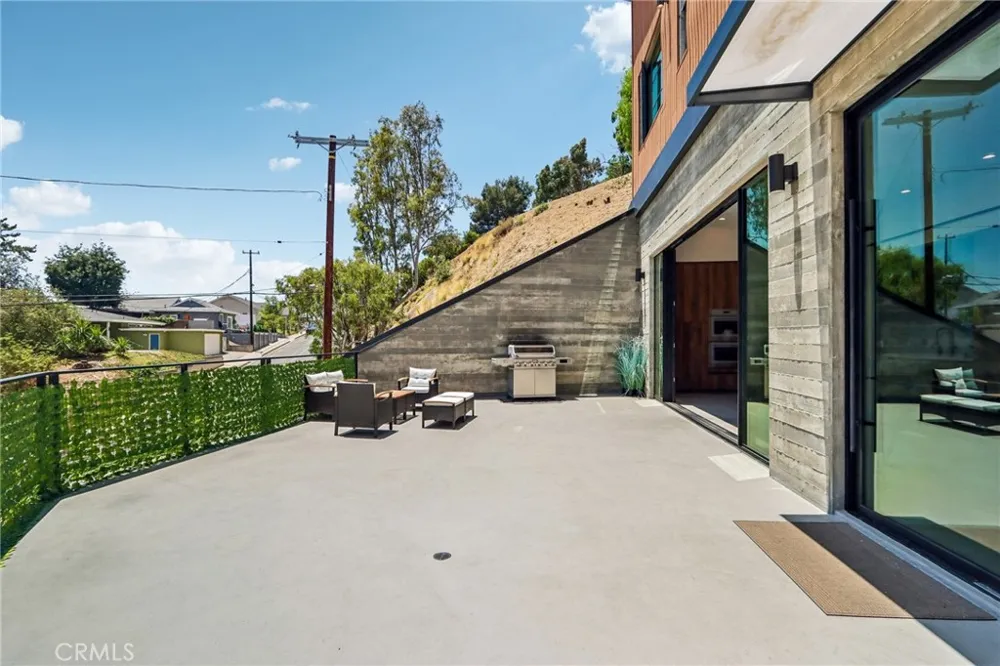 8504 Outland View Drive Sun Valley, CA 91352