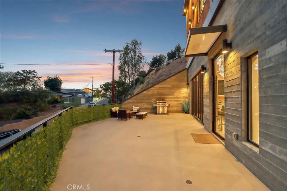 8504 Outland View Drive Sun Valley, CA 91352