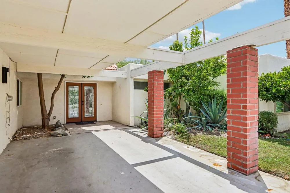 1683 Tam O Shanter Plaza Palm Springs, CA 92264