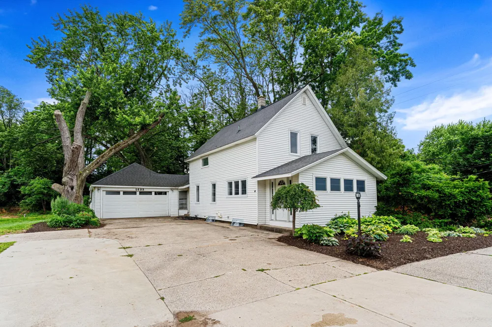 1632 W Lakewood Boulevard Park Township, MI 49424
