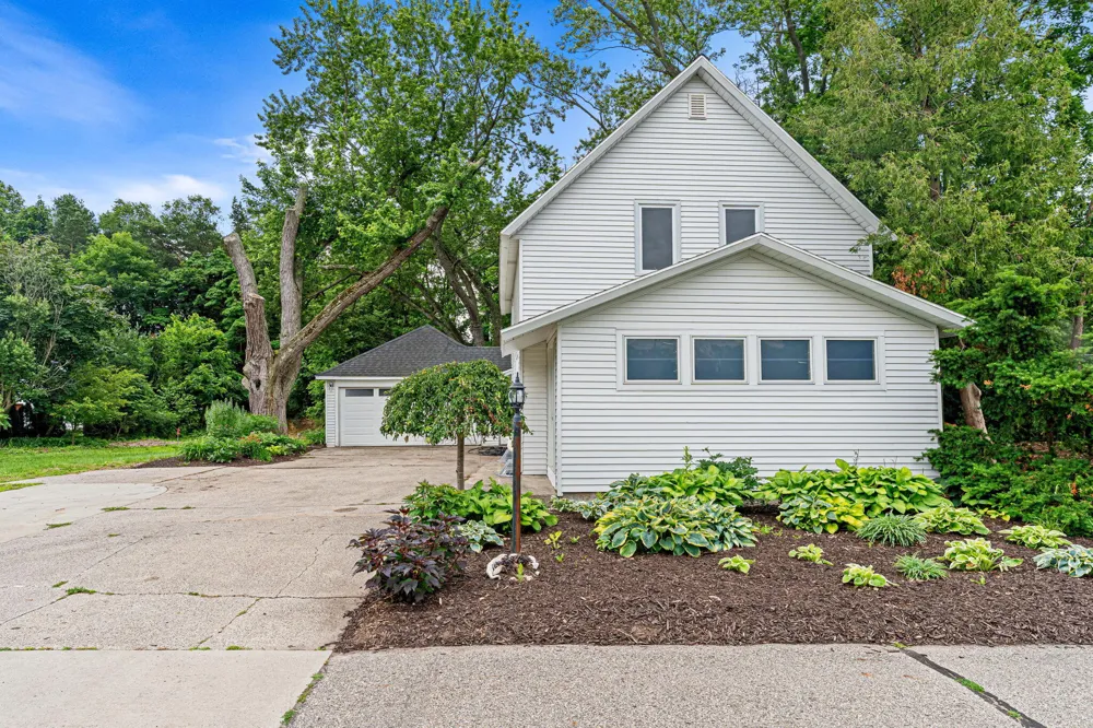 1632 W Lakewood Boulevard Park Township, MI 49424