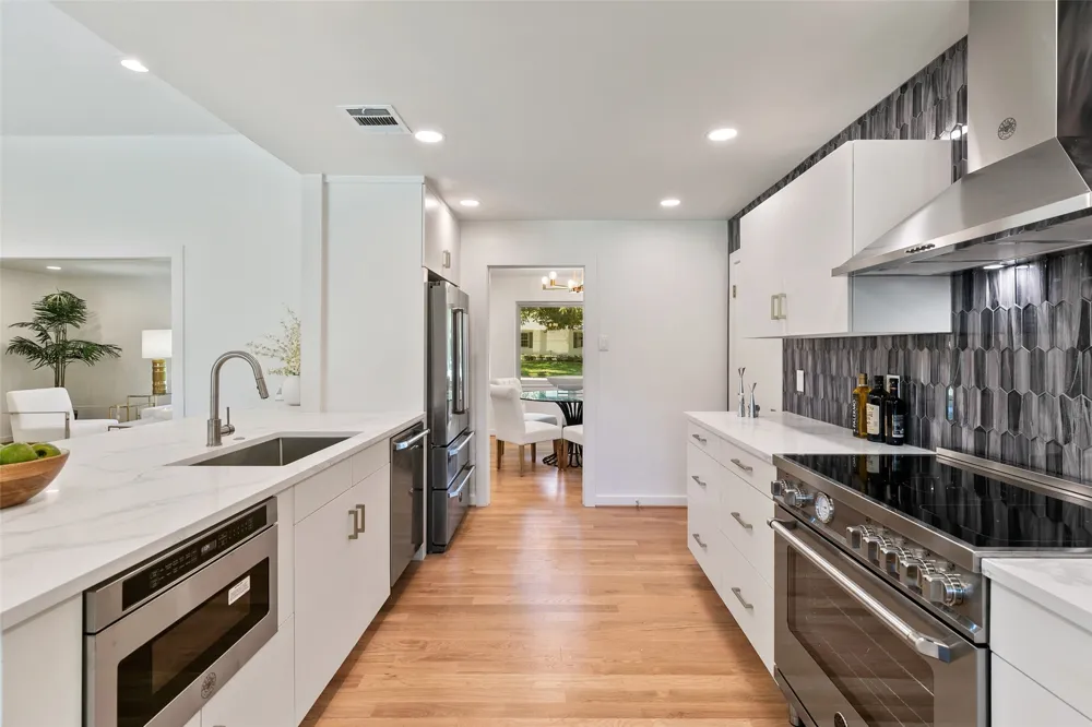 7431 Larchview Dallas, TX 75254