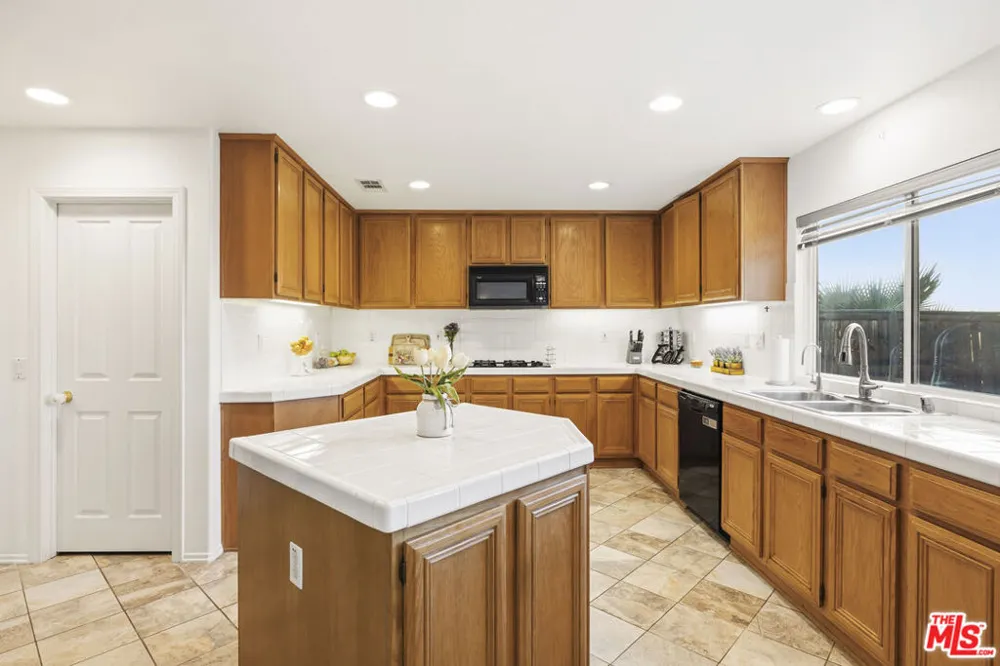 32610 Ridge Top Lane Castaic, CA 91384