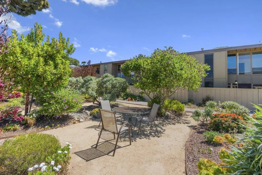 451 Dela Vina #107 Monterey, CA 93940