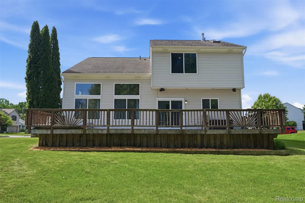 1099 Carriage Hill Drive Fenton City, MI 48430