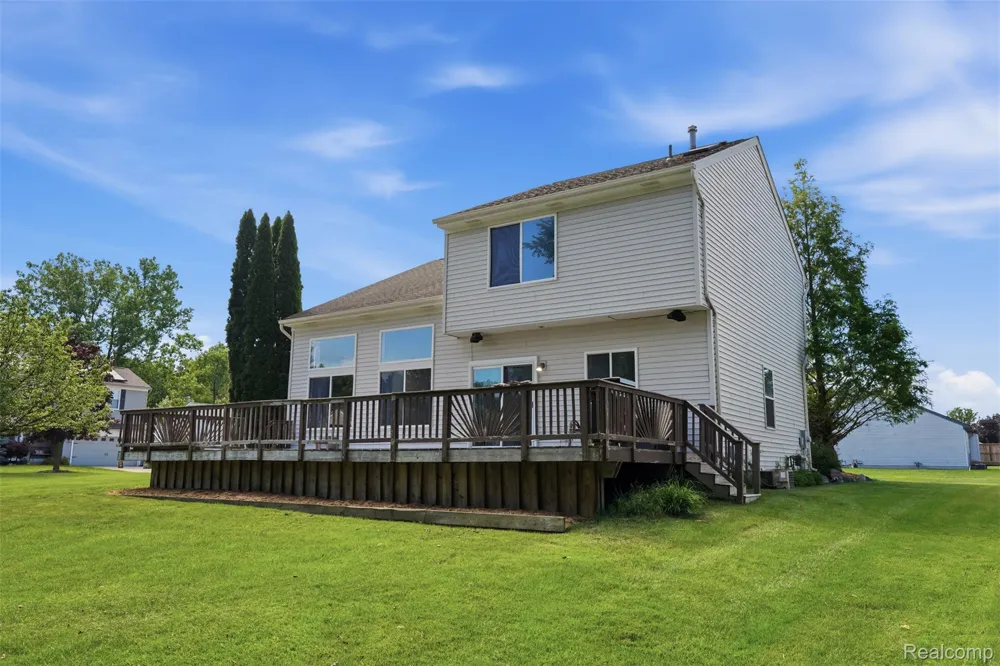 1099 Carriage Hill Drive Fenton City, MI 48430