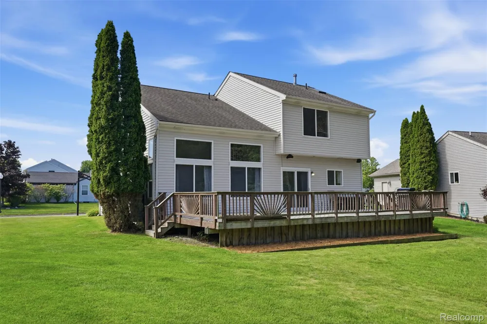 1099 Carriage Hill Drive Fenton City, MI 48430