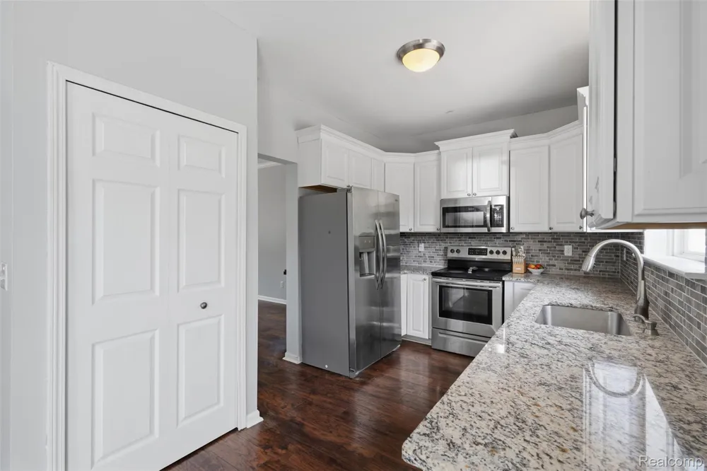 1099 Carriage Hill Drive Fenton City, MI 48430