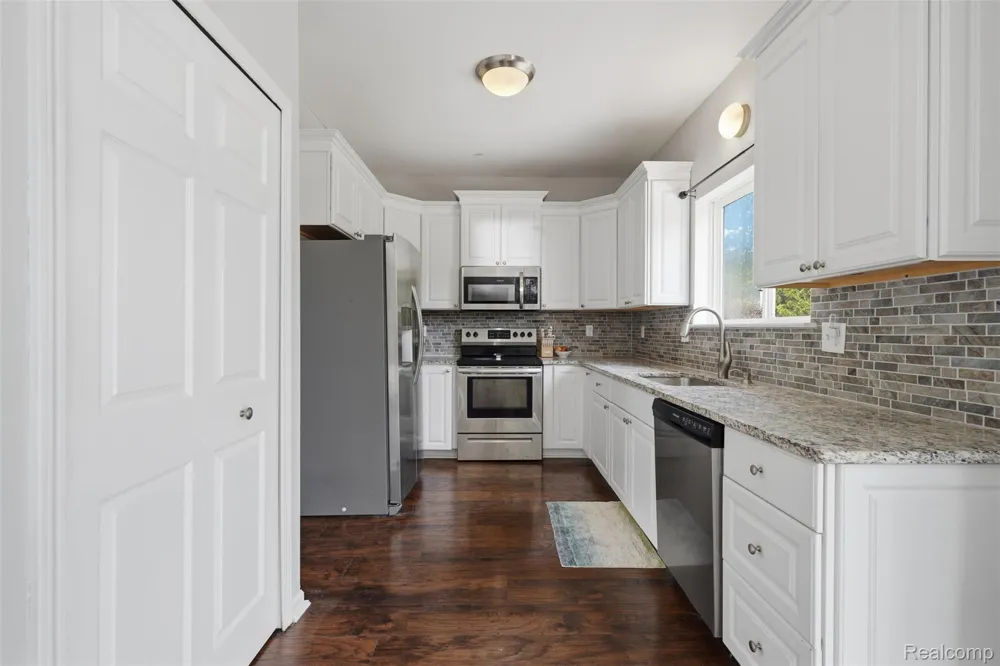 1099 Carriage Hill Drive Fenton City, MI 48430