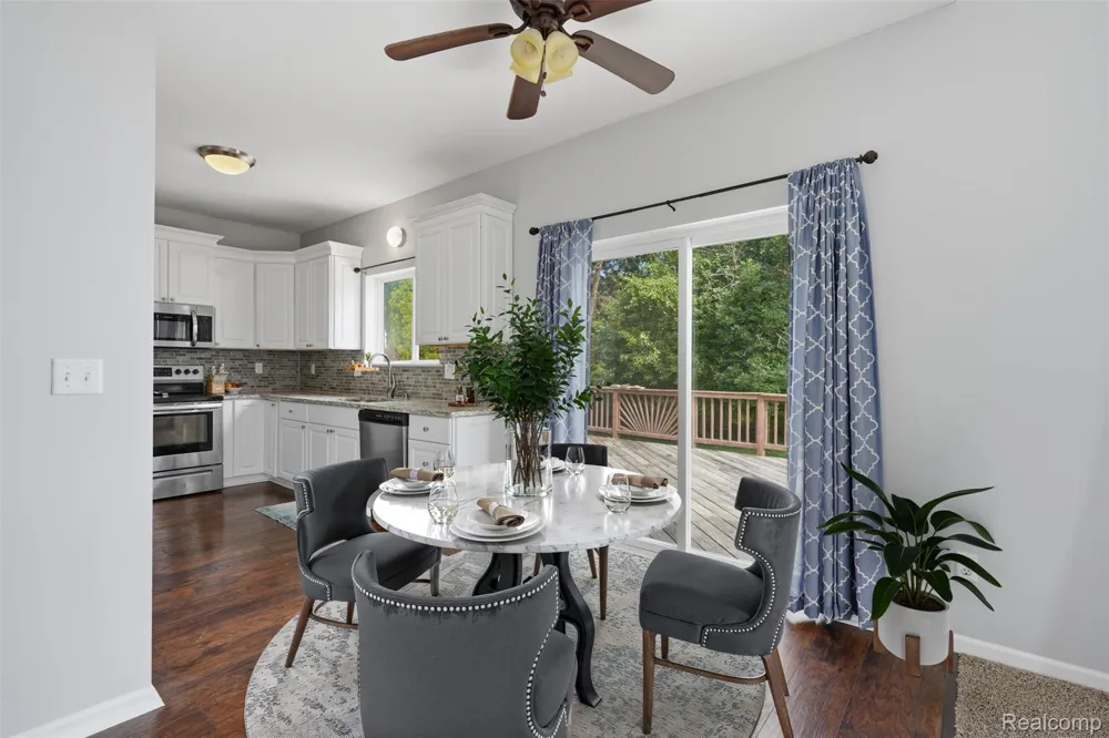 1099 Carriage Hill Drive Fenton City, MI 48430