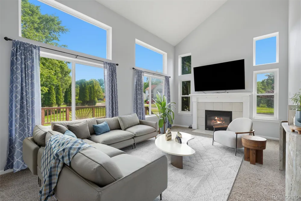 1099 Carriage Hill Drive Fenton City, MI 48430