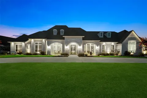 701 Inverness Lane