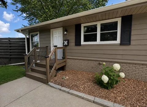 402 Sunset Court NE