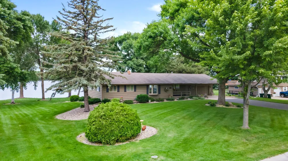 830 Lakewood Drive SW Hutchinson, MN 55350