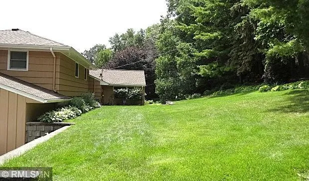 1627 Deerwood Drive South Saint Paul, MN 55075