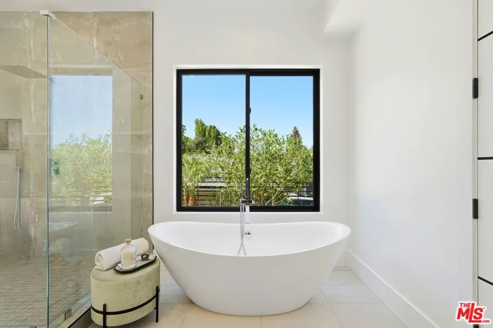 4637 Dunas Lane Tarzana, CA 91356