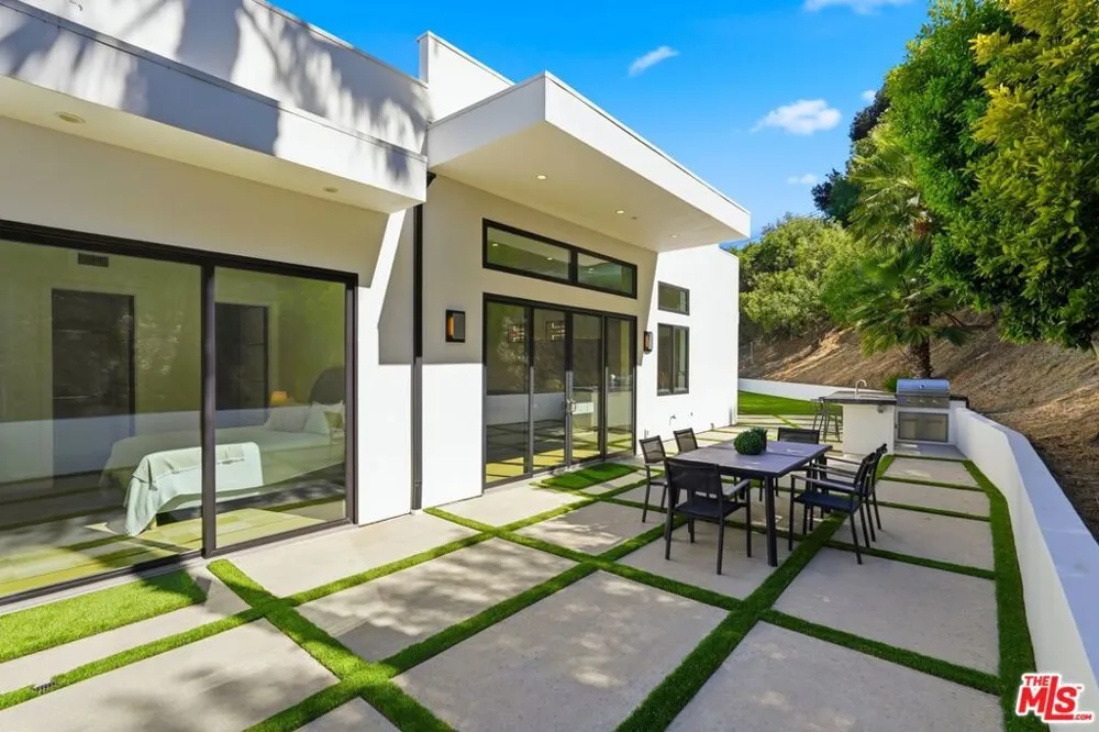 4637 Dunas Lane Tarzana, CA 91356