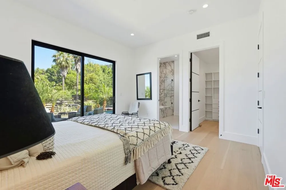 4637 Dunas Lane Tarzana, CA 91356