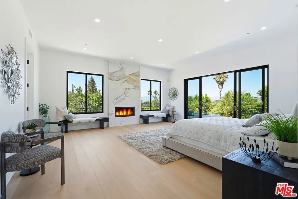 4637 Dunas Lane Tarzana, CA 91356