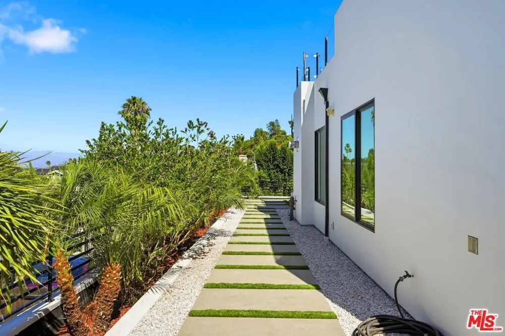 4637 Dunas Lane Tarzana, CA 91356