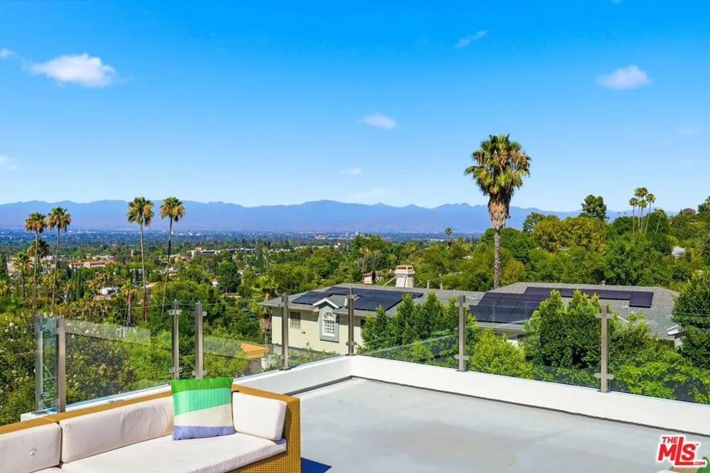 4637 Dunas Lane Tarzana, CA 91356